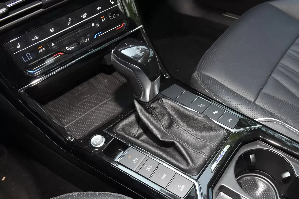 Volkswagen Passat PHEV салон 4