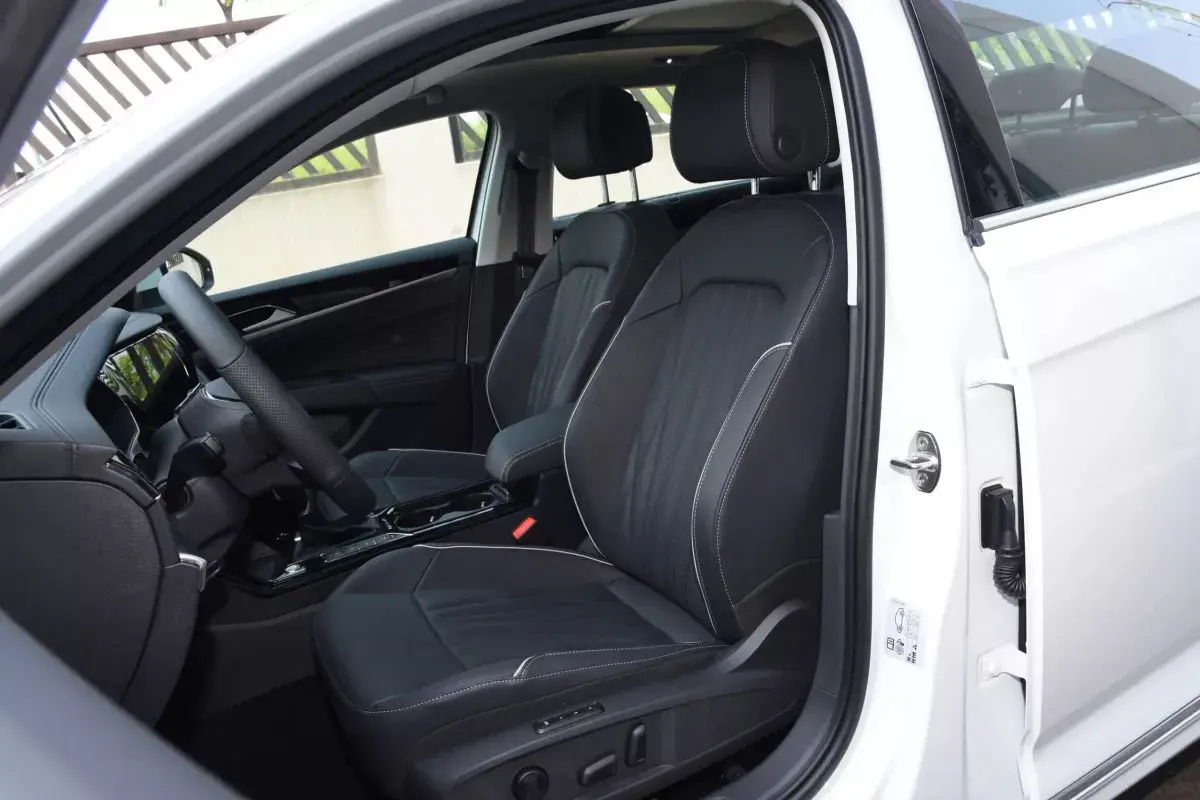 Volkswagen Passat PHEV салон 6