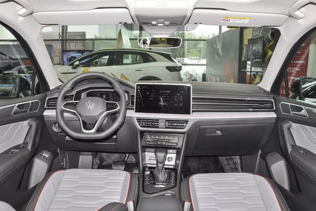 Volkswagen Tiguan L PHEV салон 1