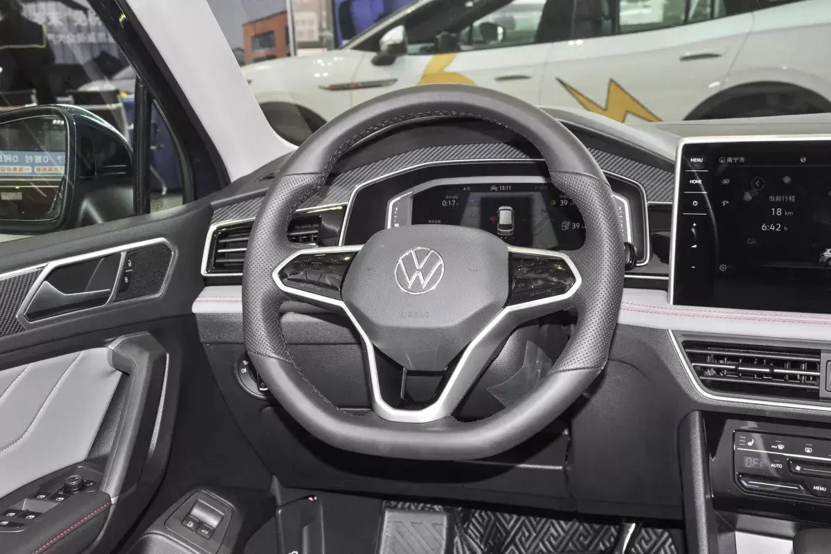 Volkswagen Tiguan L PHEV салон 3