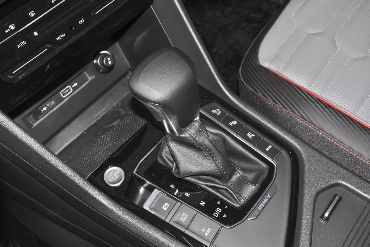 Volkswagen Tiguan L PHEV салон 4