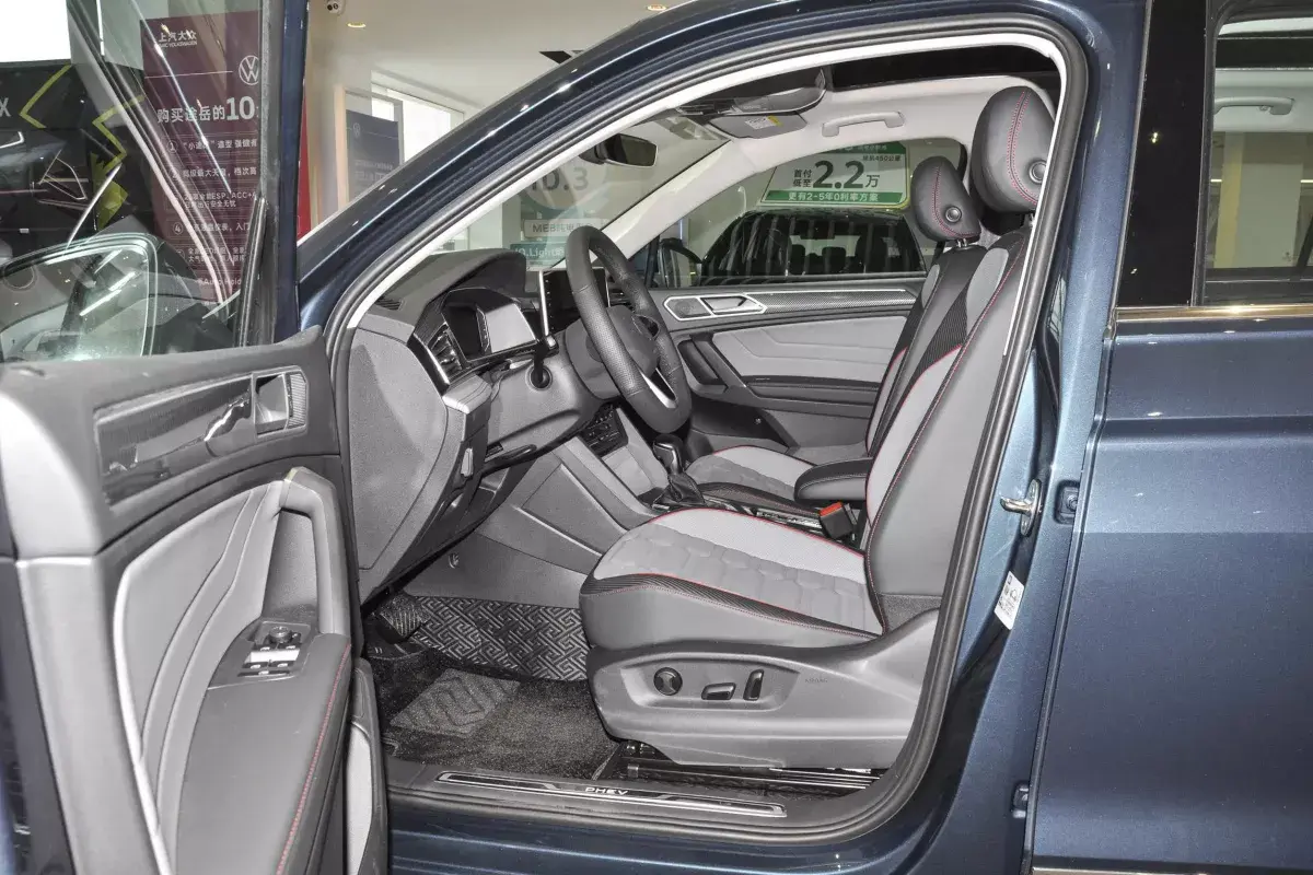 Volkswagen Tiguan L PHEV салон 6