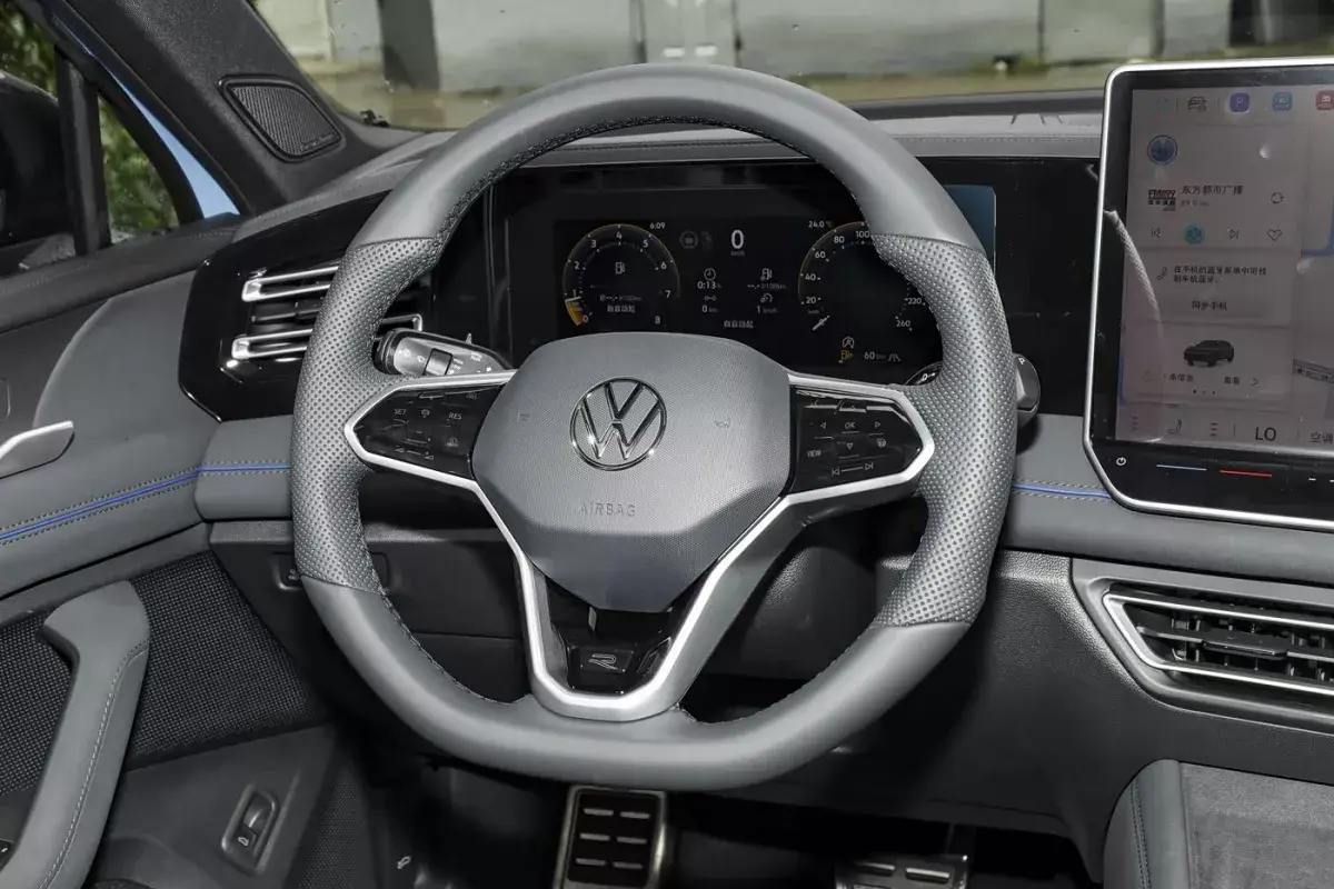 Volkswagen Tiguan L Pro салон 3