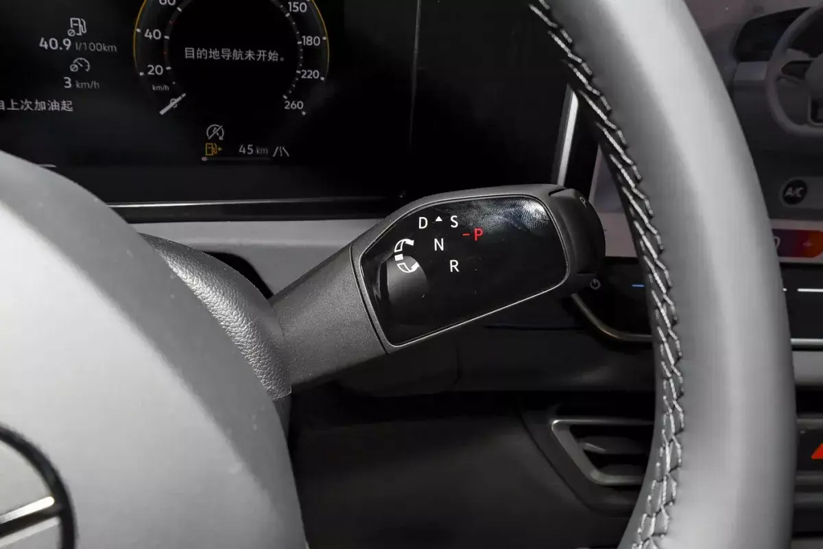 Volkswagen Tiguan L Pro салон 4
