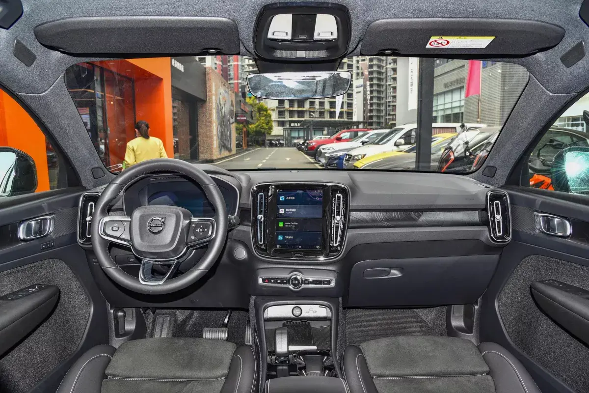 Volvo C40 салон 1