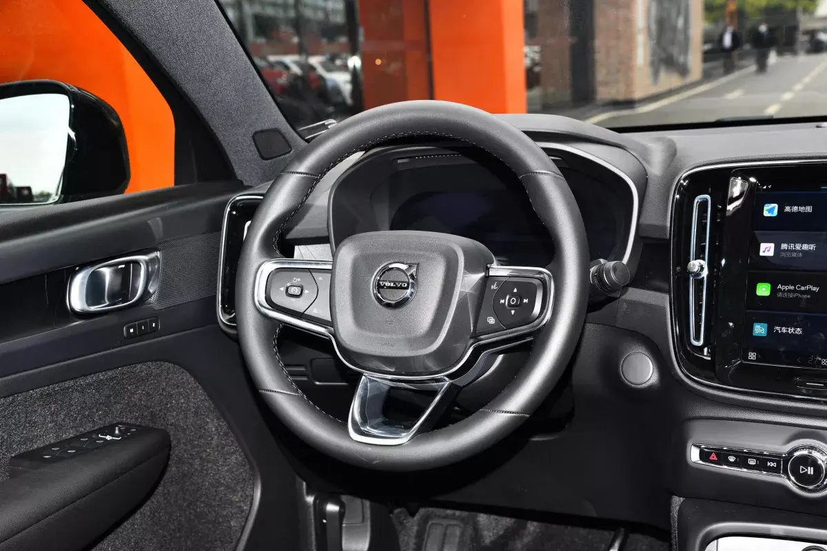 Volvo C40 салон 3
