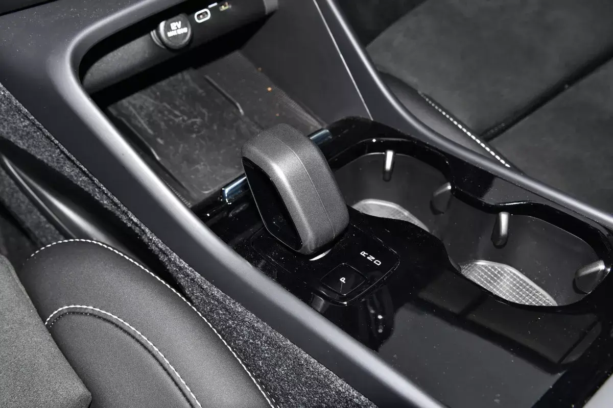Volvo C40 салон 4