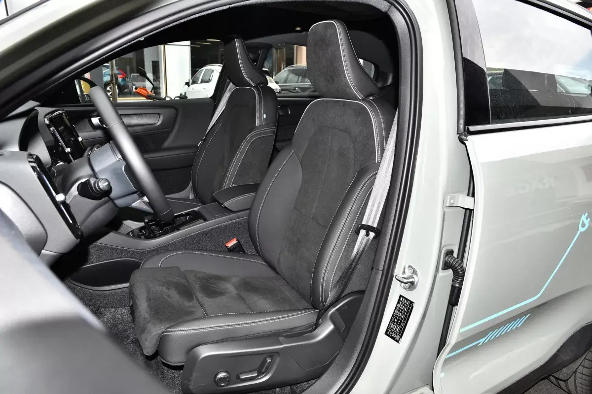 Volvo C40 салон 6