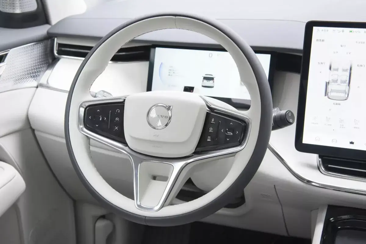 Volvo EM90 салон 3