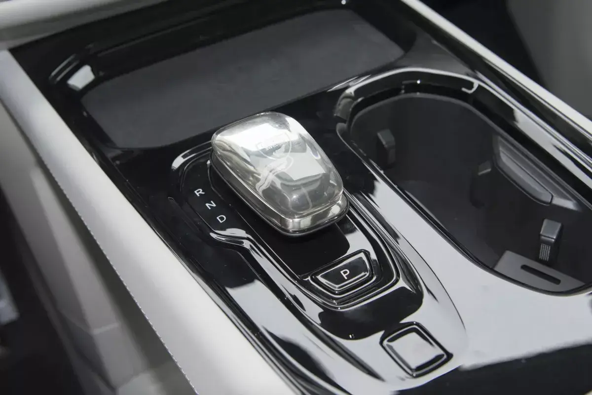 Volvo EM90 салон 4