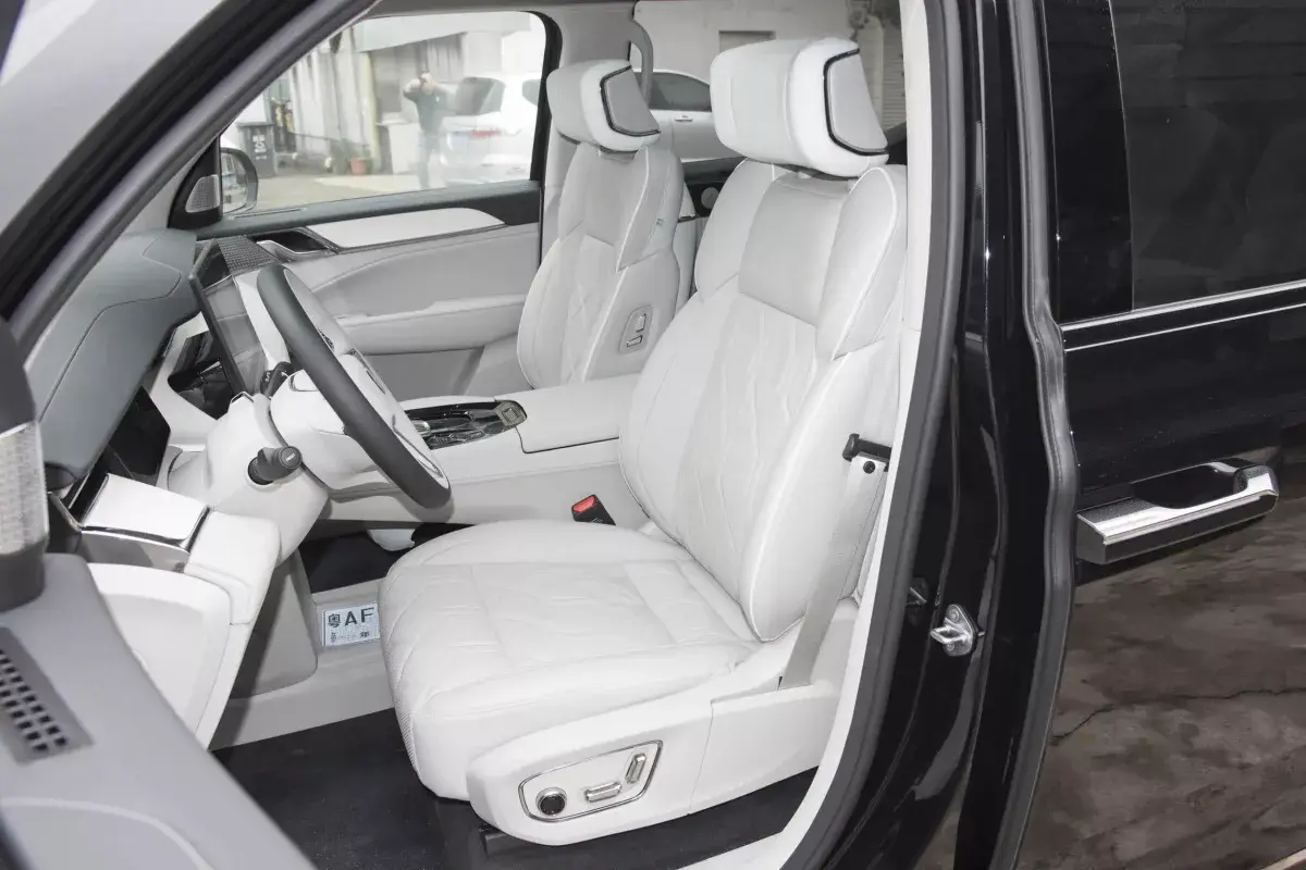 Volvo EM90 салон 6