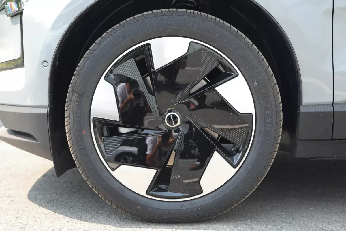 Volvo EX30 фото 6