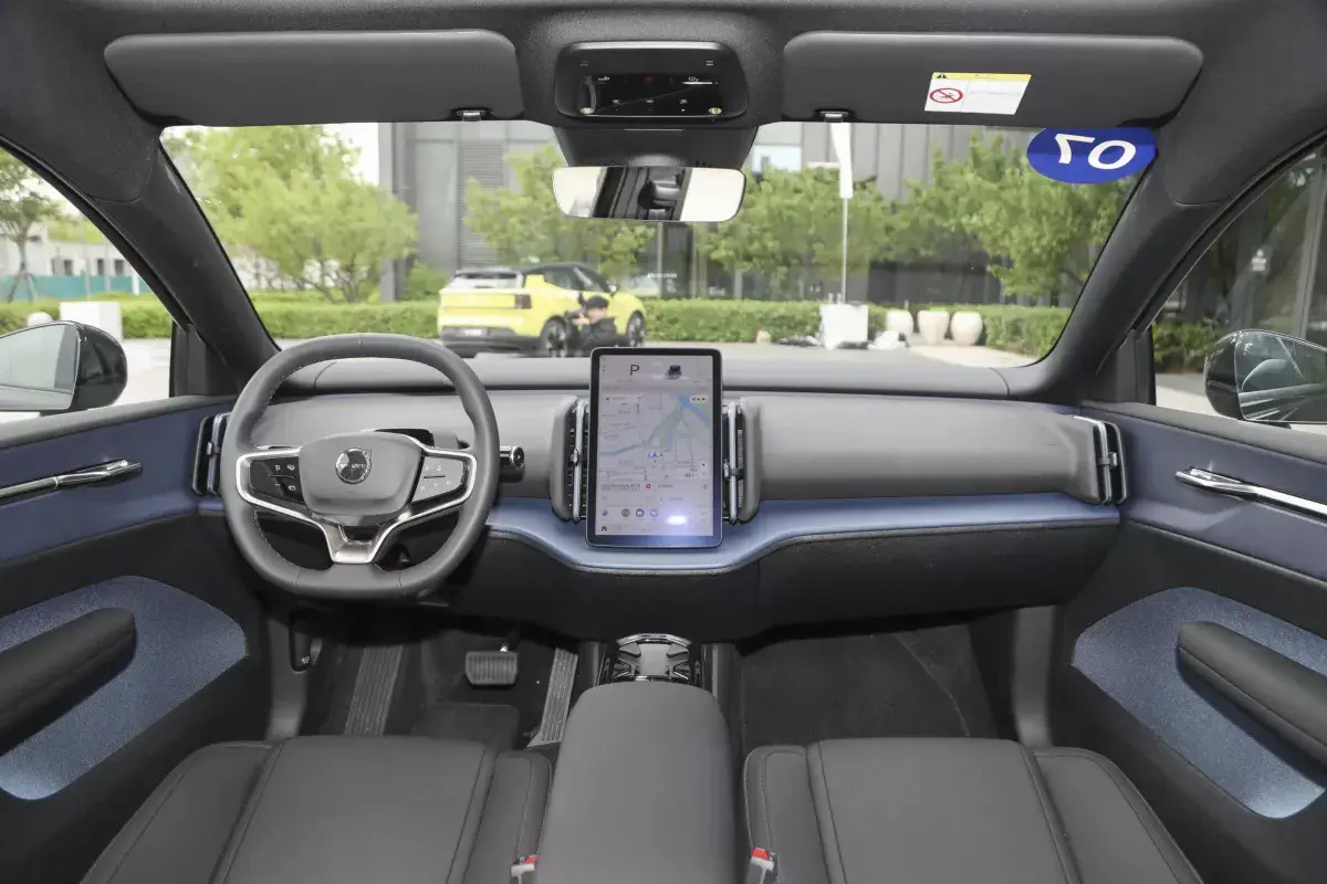 Volvo EX30 салон 1