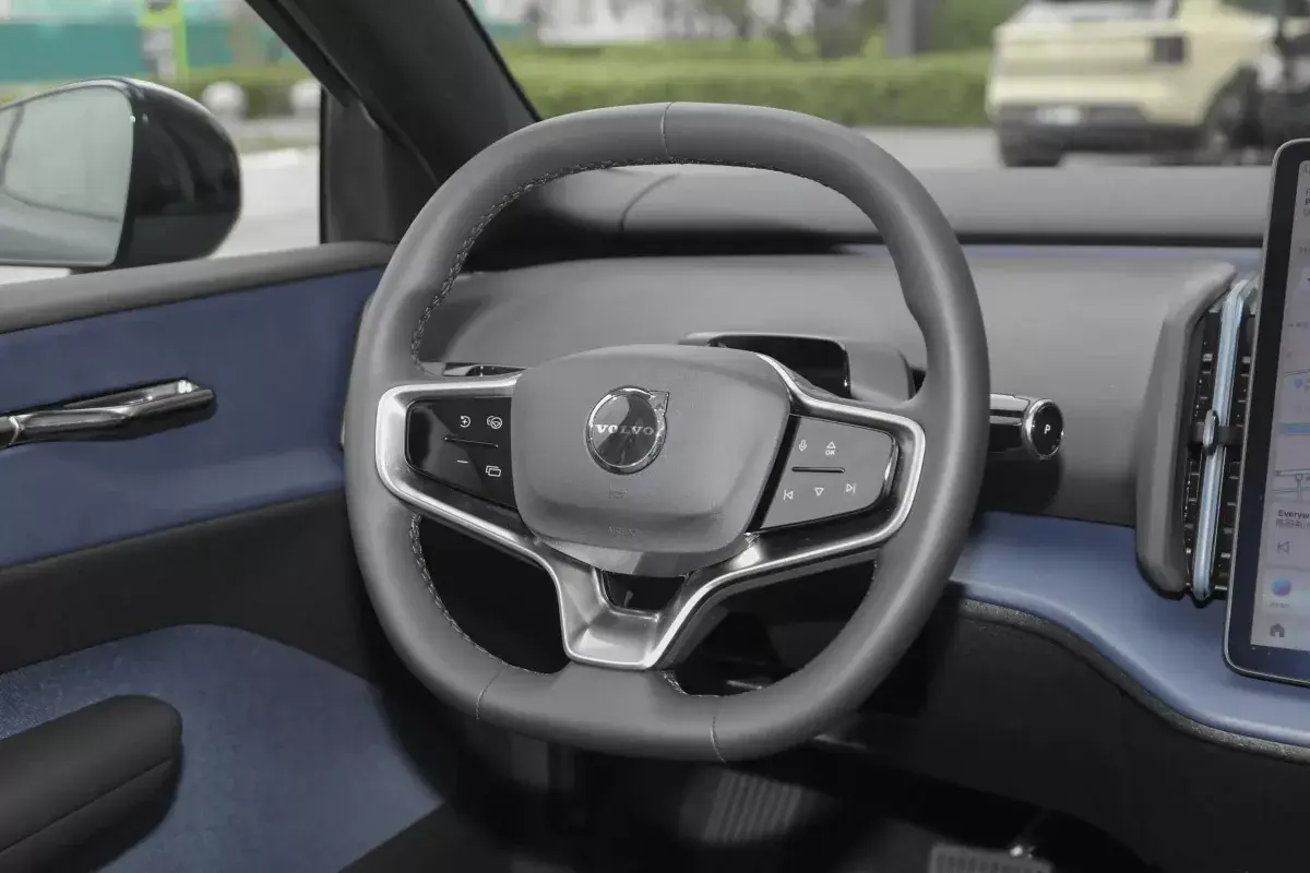 Volvo EX30 салон 3