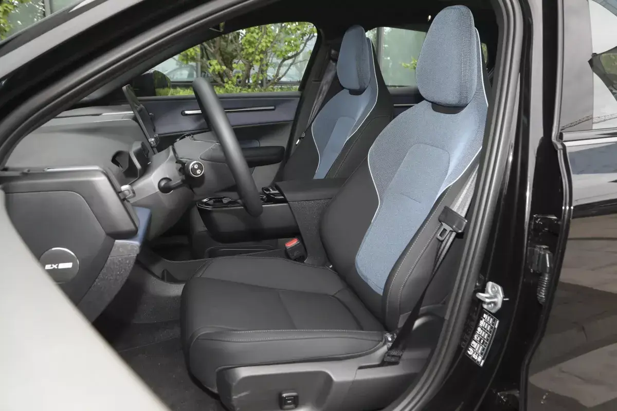 Volvo EX30 салон 6