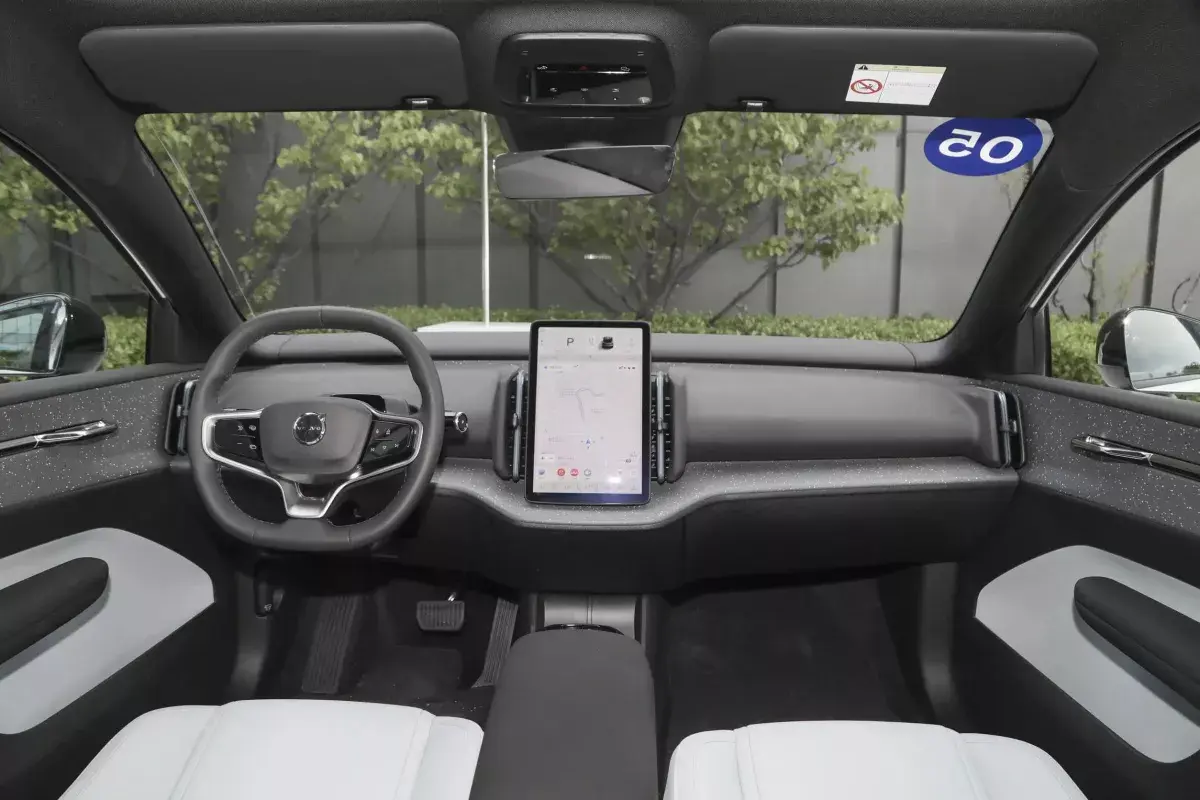 Volvo EX30 салон 7