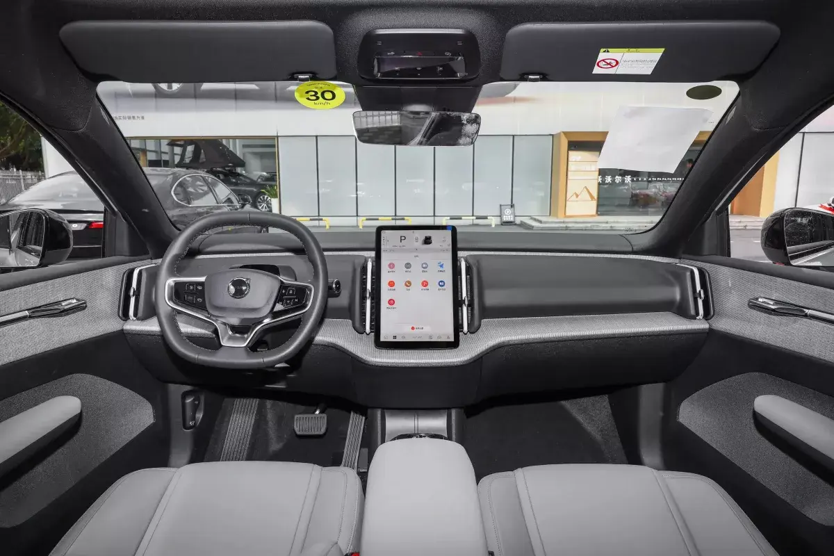 Volvo EX30 салон 8