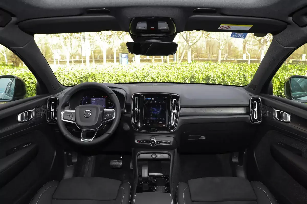 Volvo XC40 салон 1