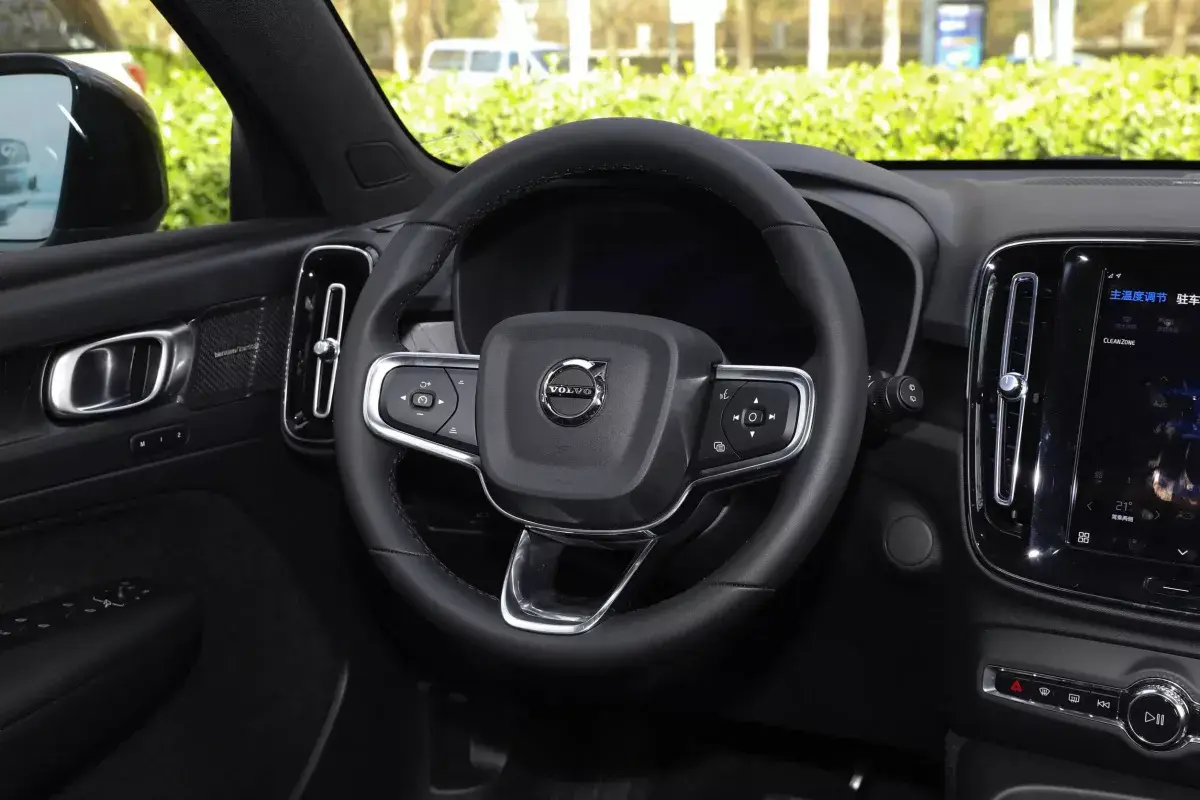 Volvo XC40 салон 3