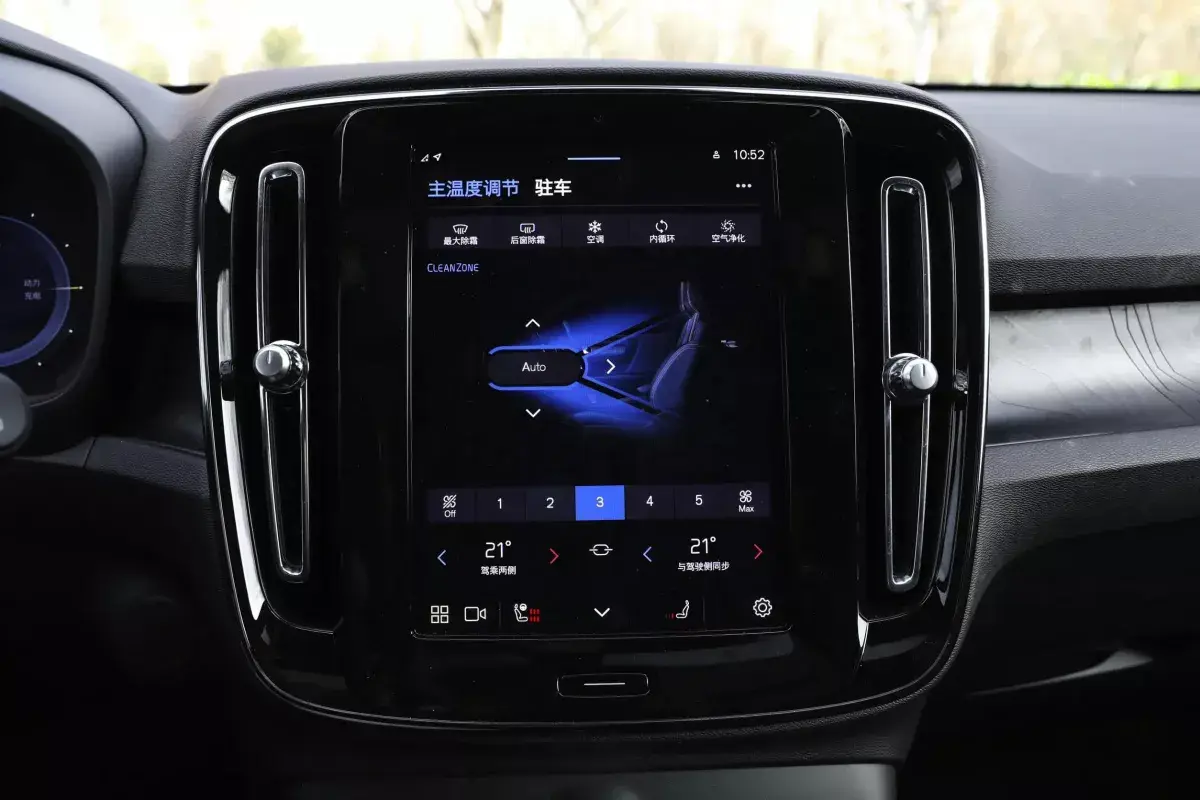 Volvo XC40 салон 5