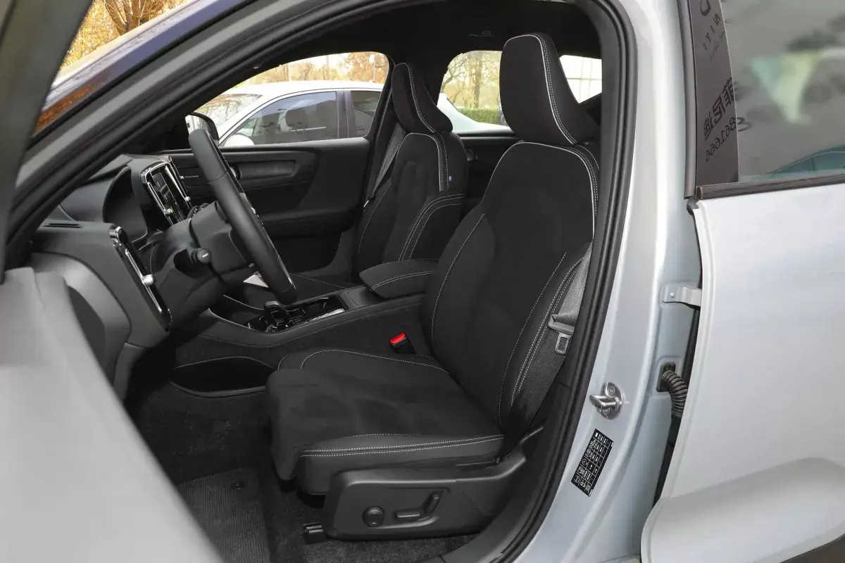 Volvo XC40 салон 6