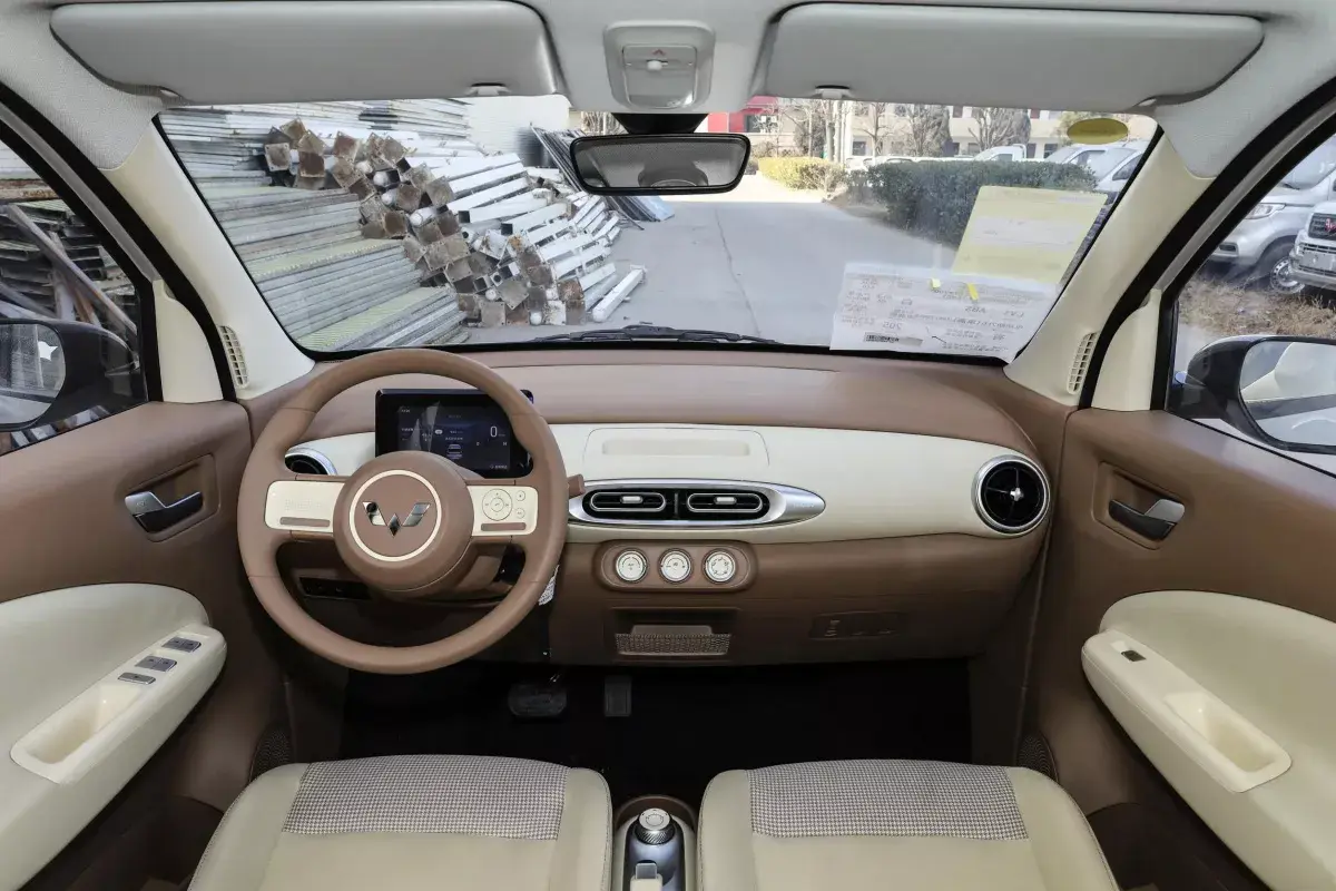 Wuling Mini EV салон 1