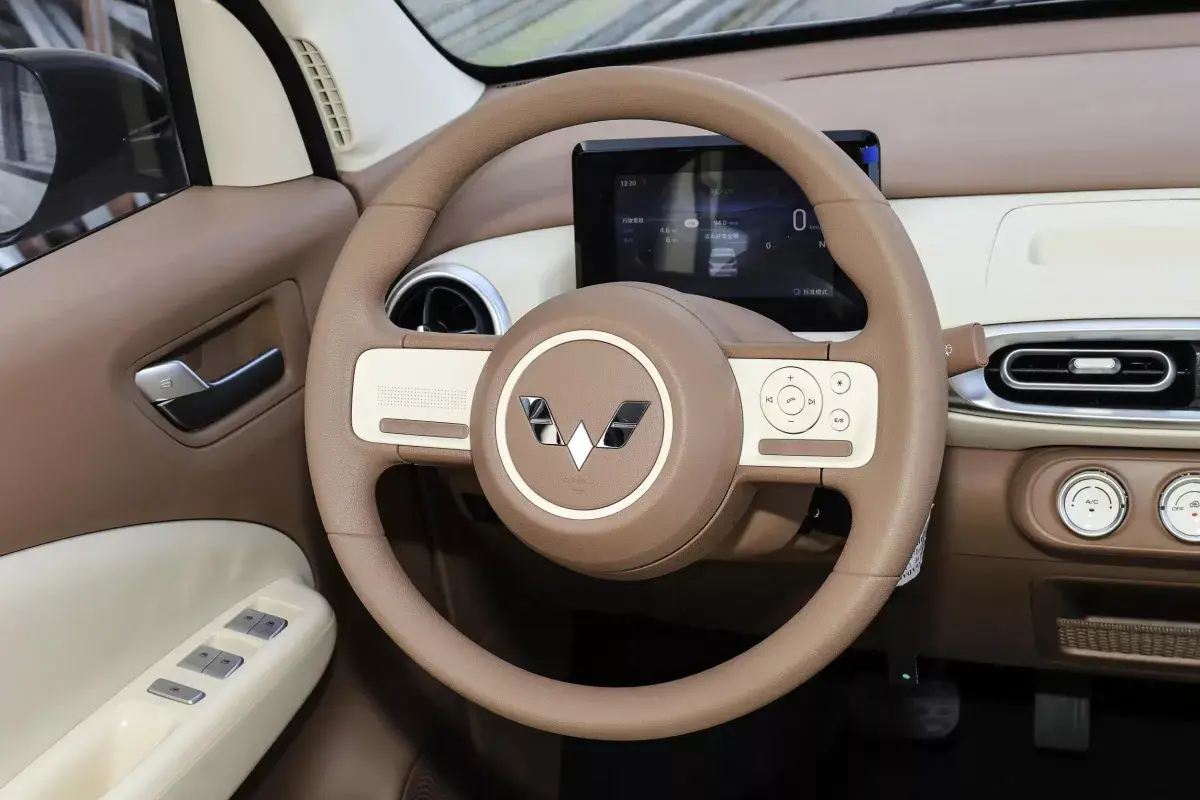 Wuling Mini EV салон 3