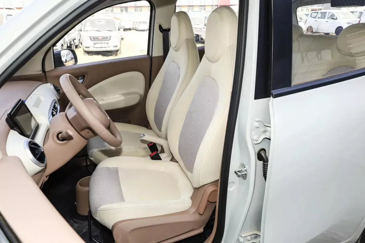 Wuling Mini EV салон 5