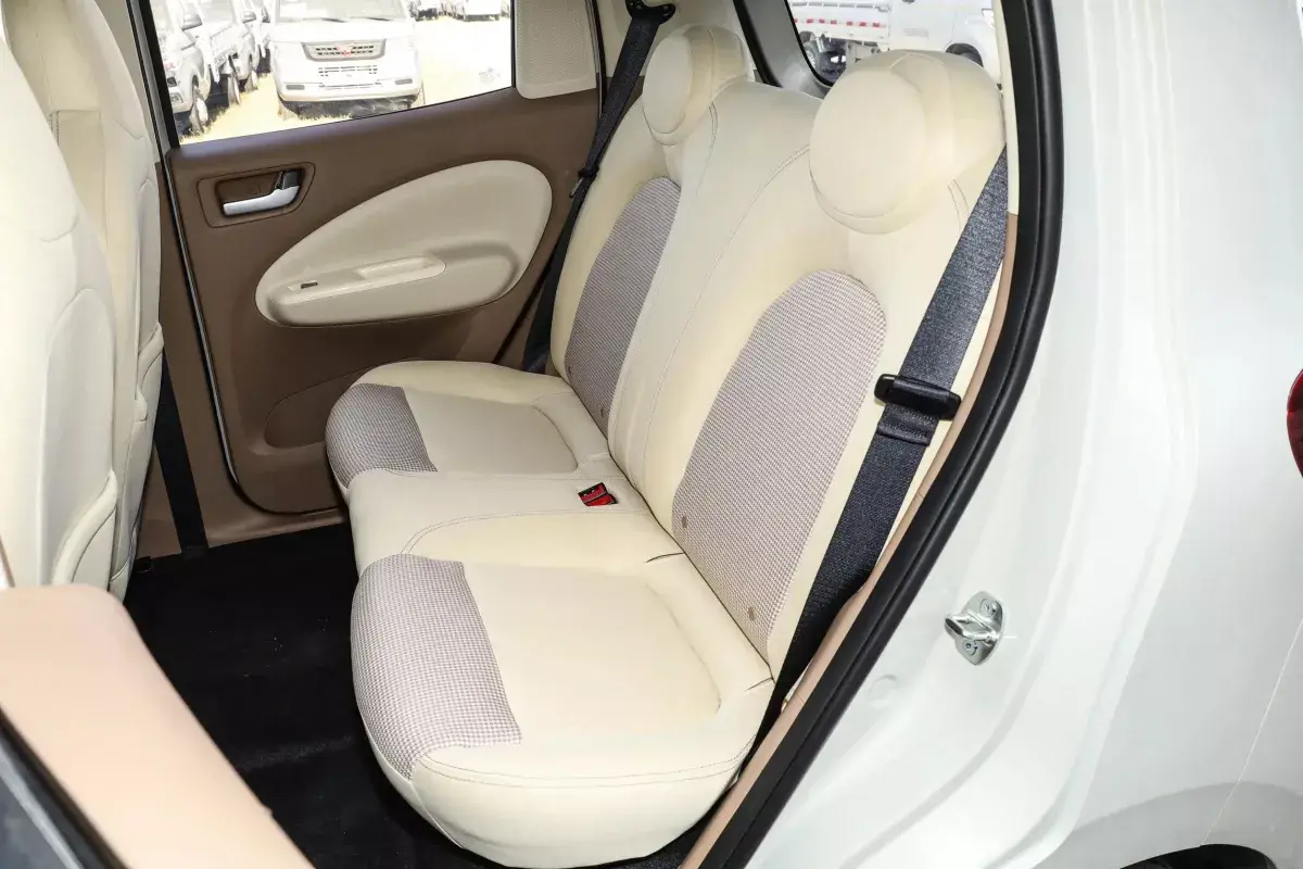 Wuling Mini EV салон 6