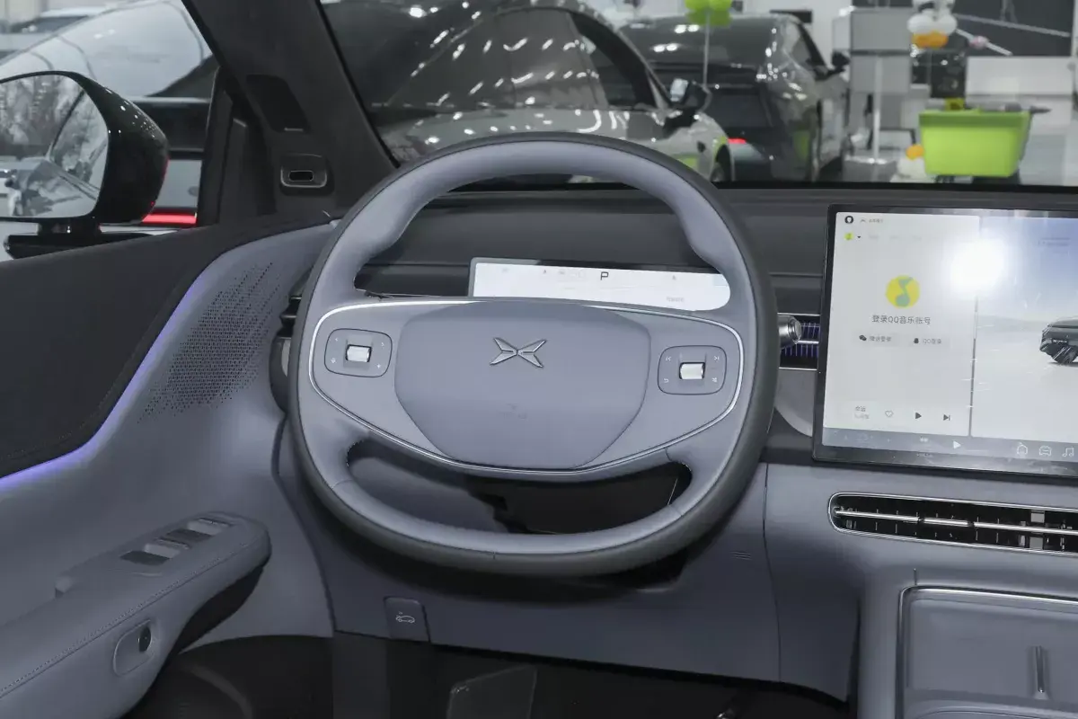X Peng X-Peng G6 салон 3