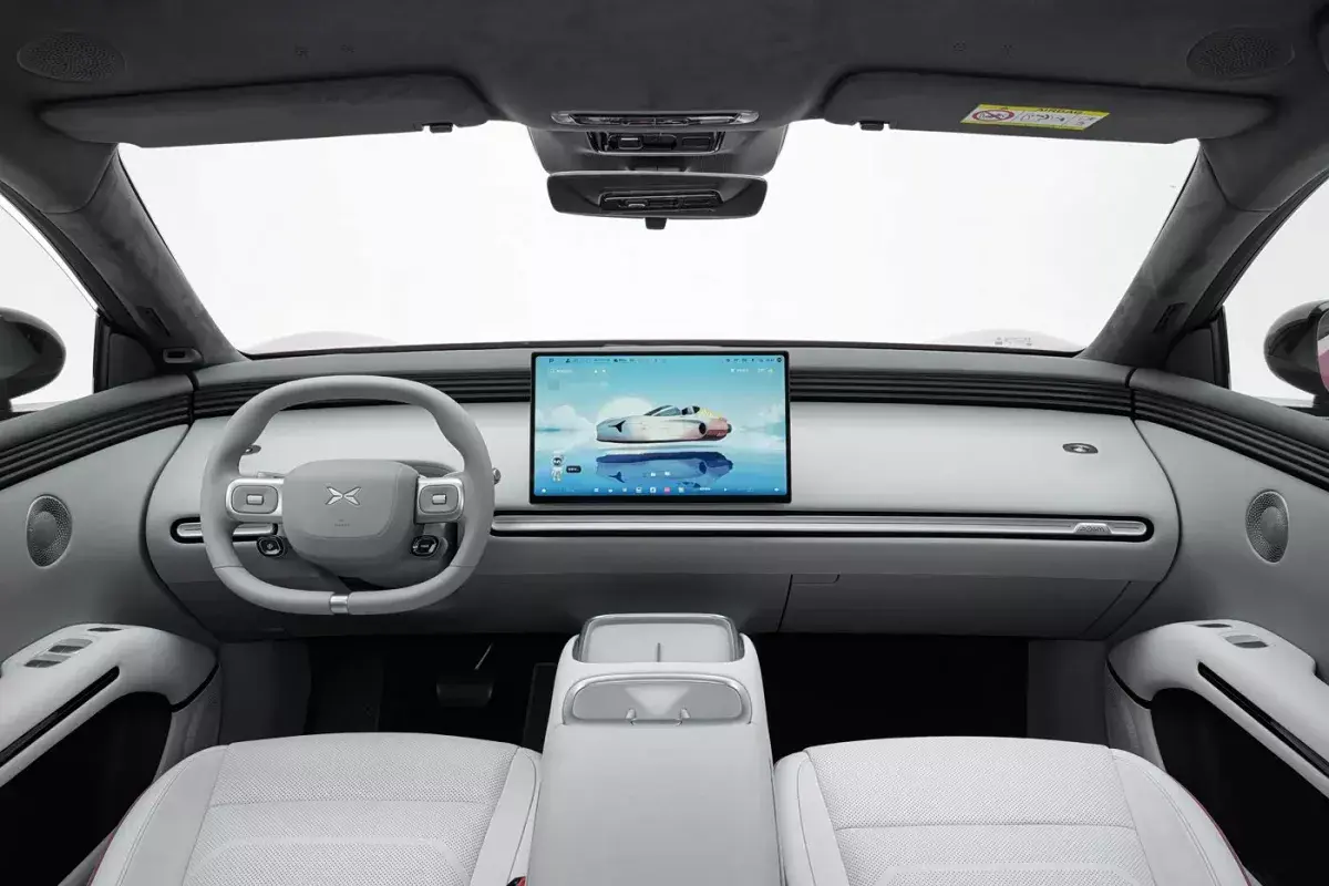 X Peng X-Peng MONA L03 PHEV салон 1