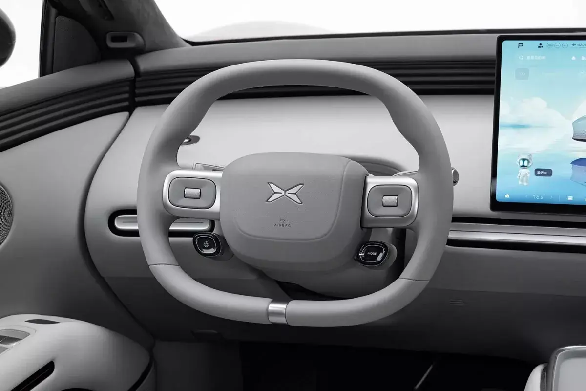 X Peng X-Peng MONA L03 PHEV салон 2
