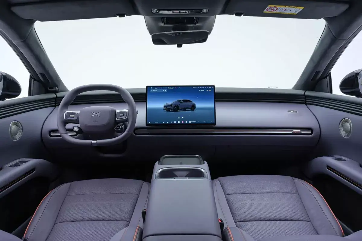 X Peng X-Peng MONA L03 PHEV салон 7