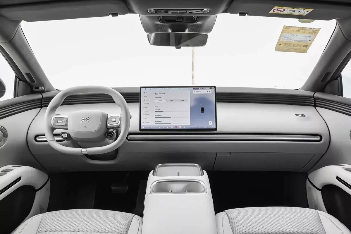 X Peng X-Peng MONA L03 PHEV салон 9