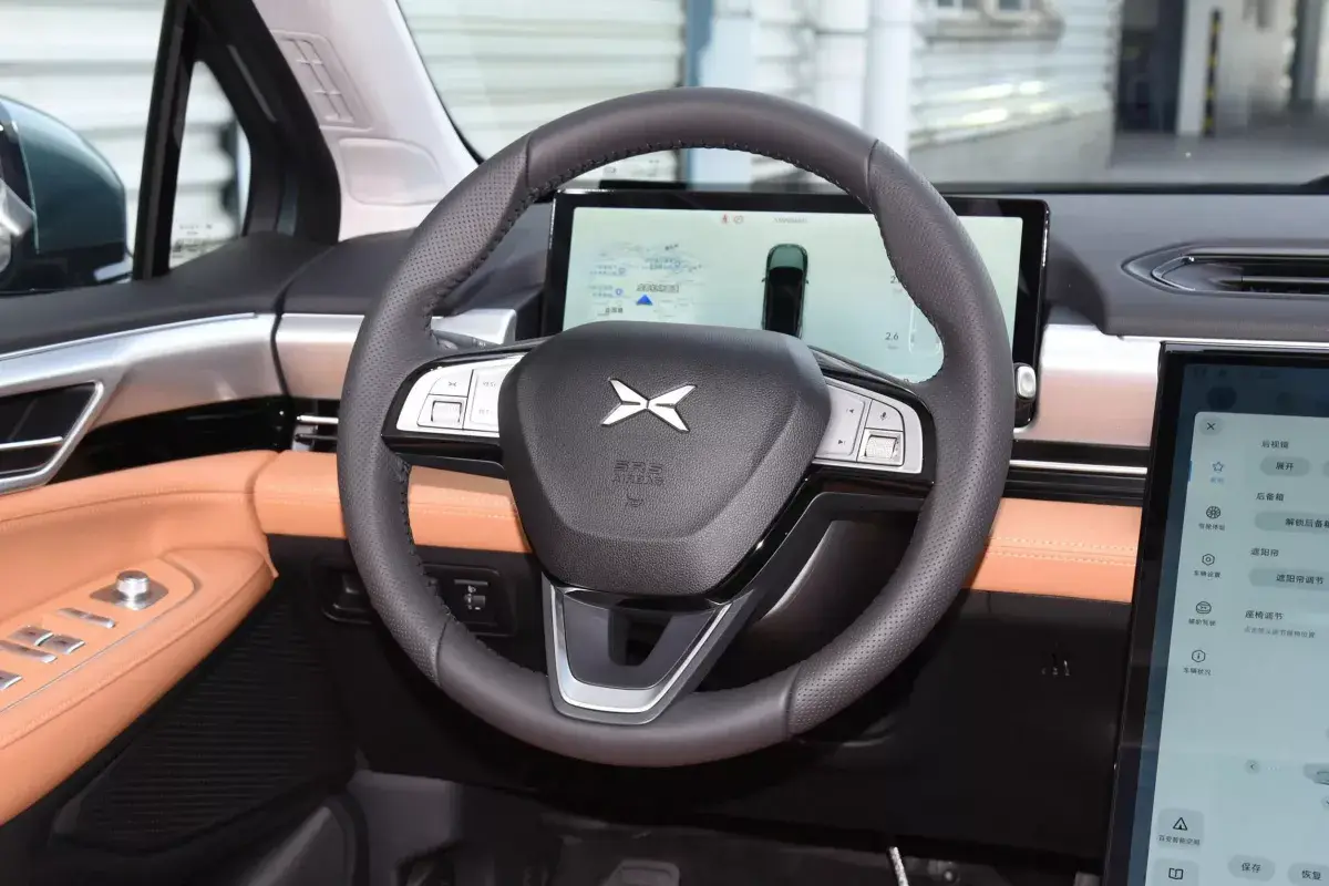 X Peng X-Peng P5 салон 3