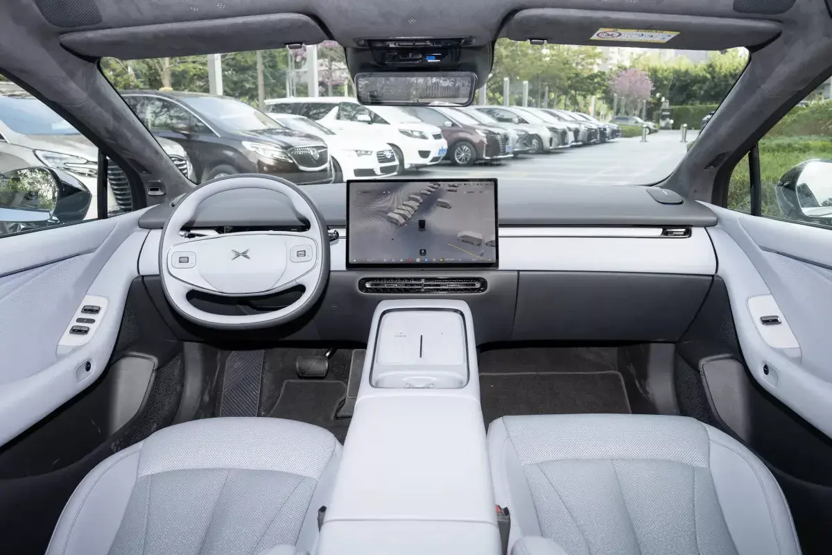 X Peng X-Peng P7+ PHEV салон 1
