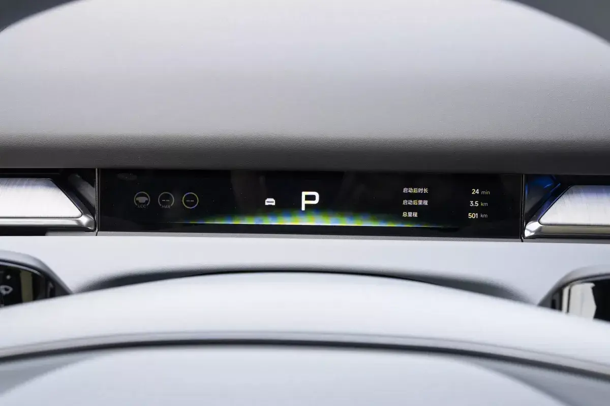 X Peng X-Peng P7+ PHEV салон 2