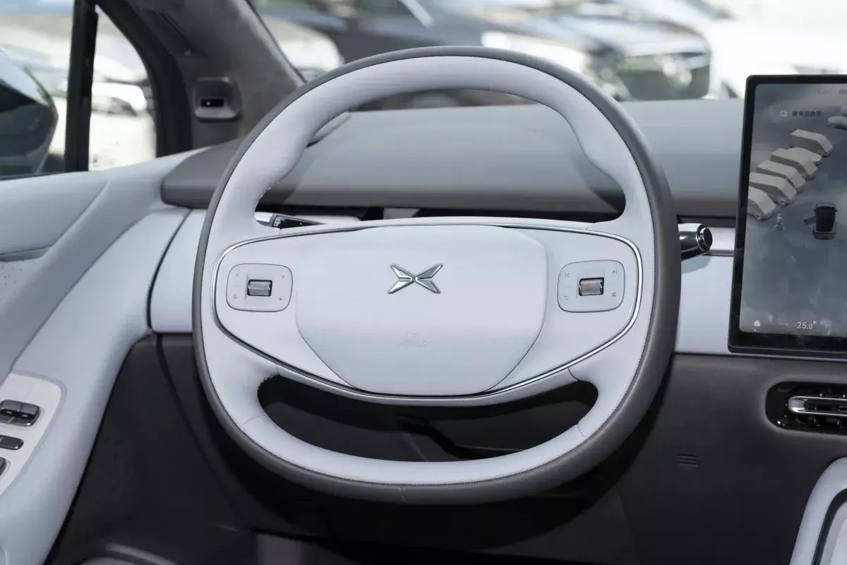 X Peng X-Peng P7+ PHEV салон 3