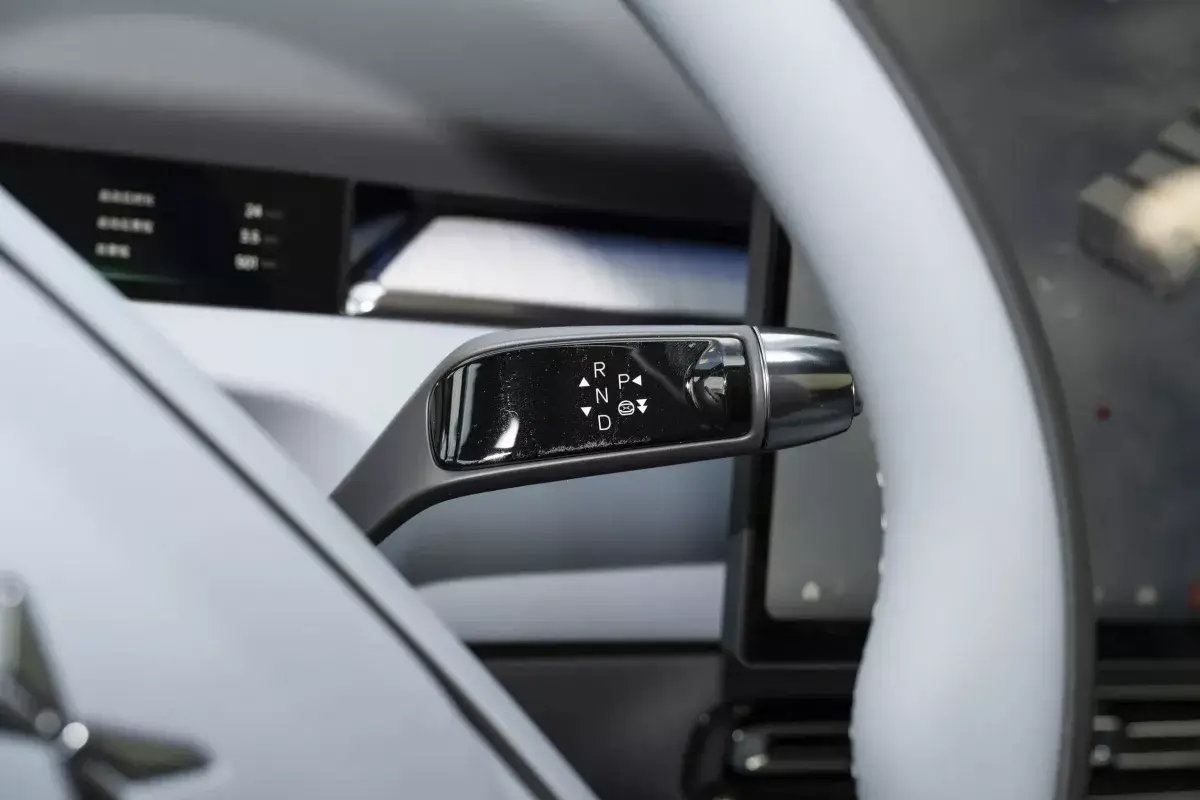 X Peng X-Peng P7+ PHEV салон 4