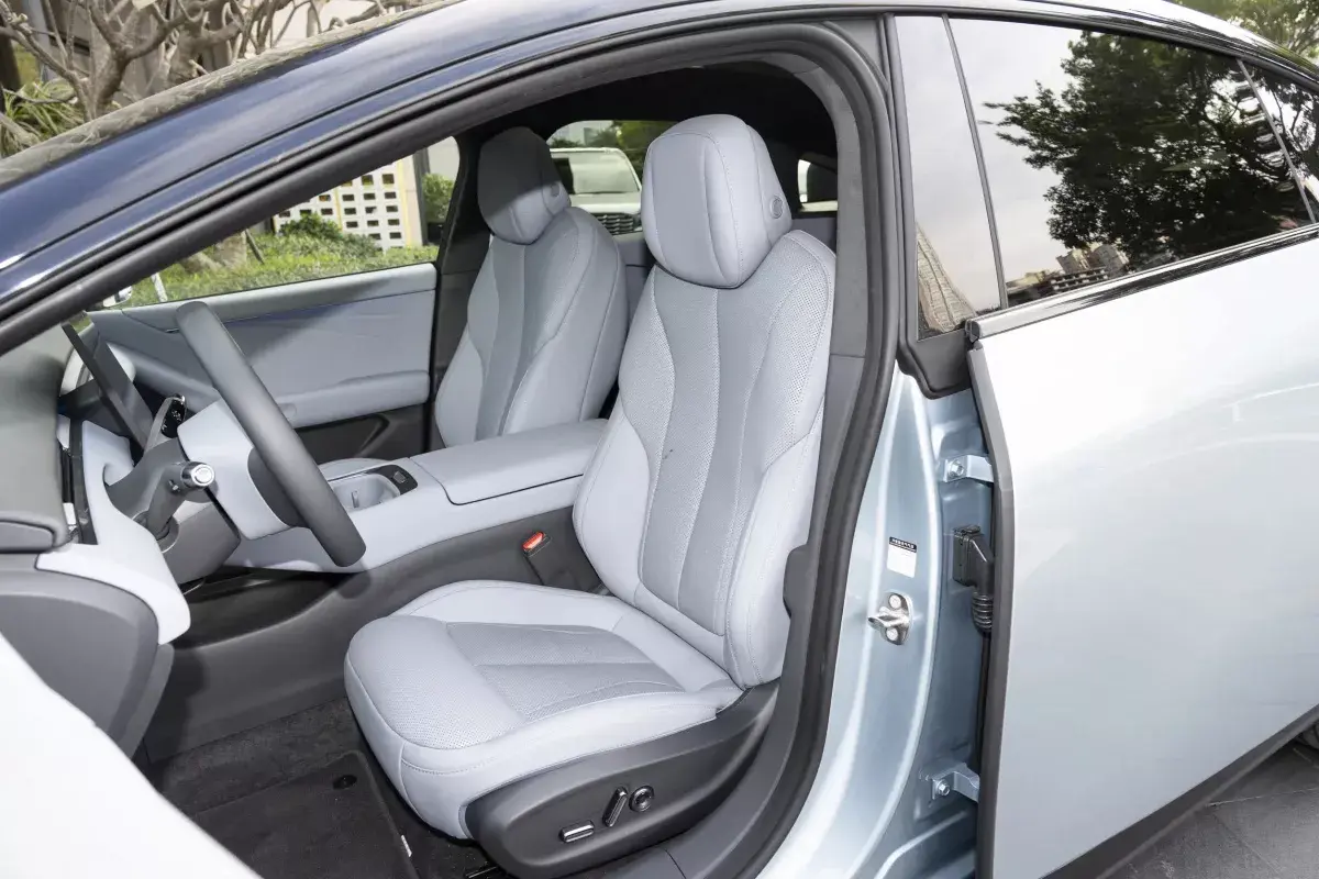 X Peng X-Peng P7+ PHEV салон 6