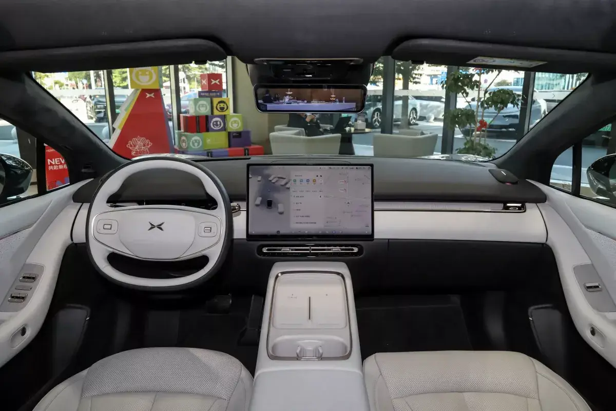 X Peng X-Peng P7+ PHEV салон 8