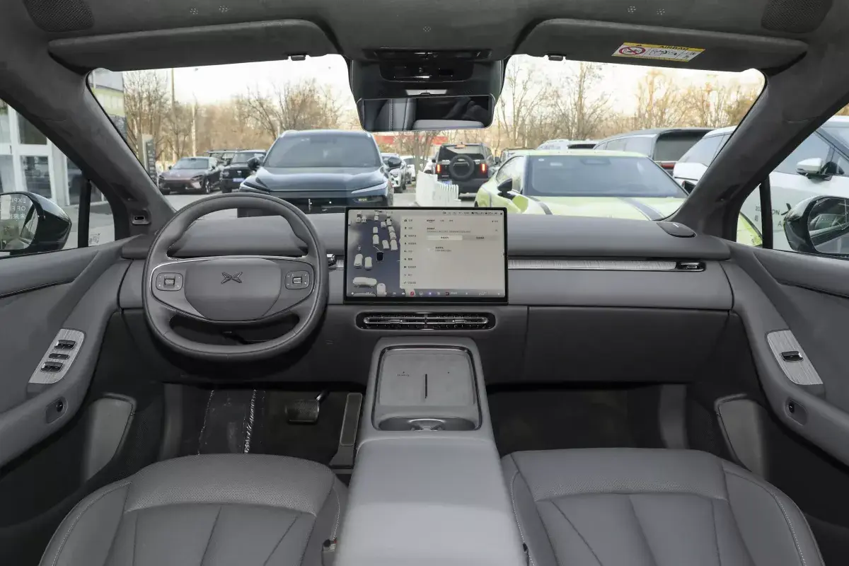 X Peng X-Peng P7+ PHEV салон 9