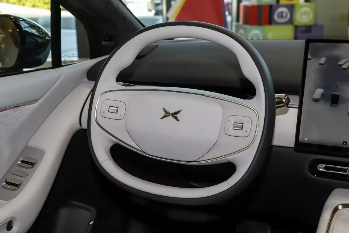 X Peng X-Peng P7+ салон 3