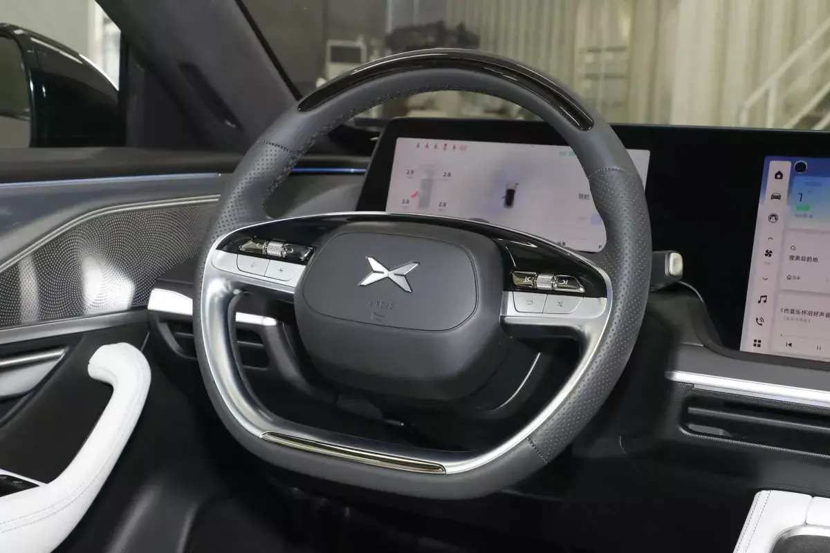X Peng X-Peng P7 салон 3