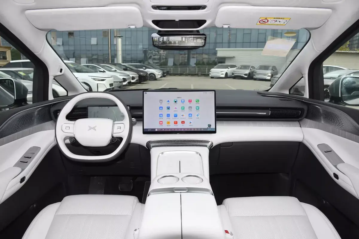 X Peng X-Peng X9 PHEV салон 1