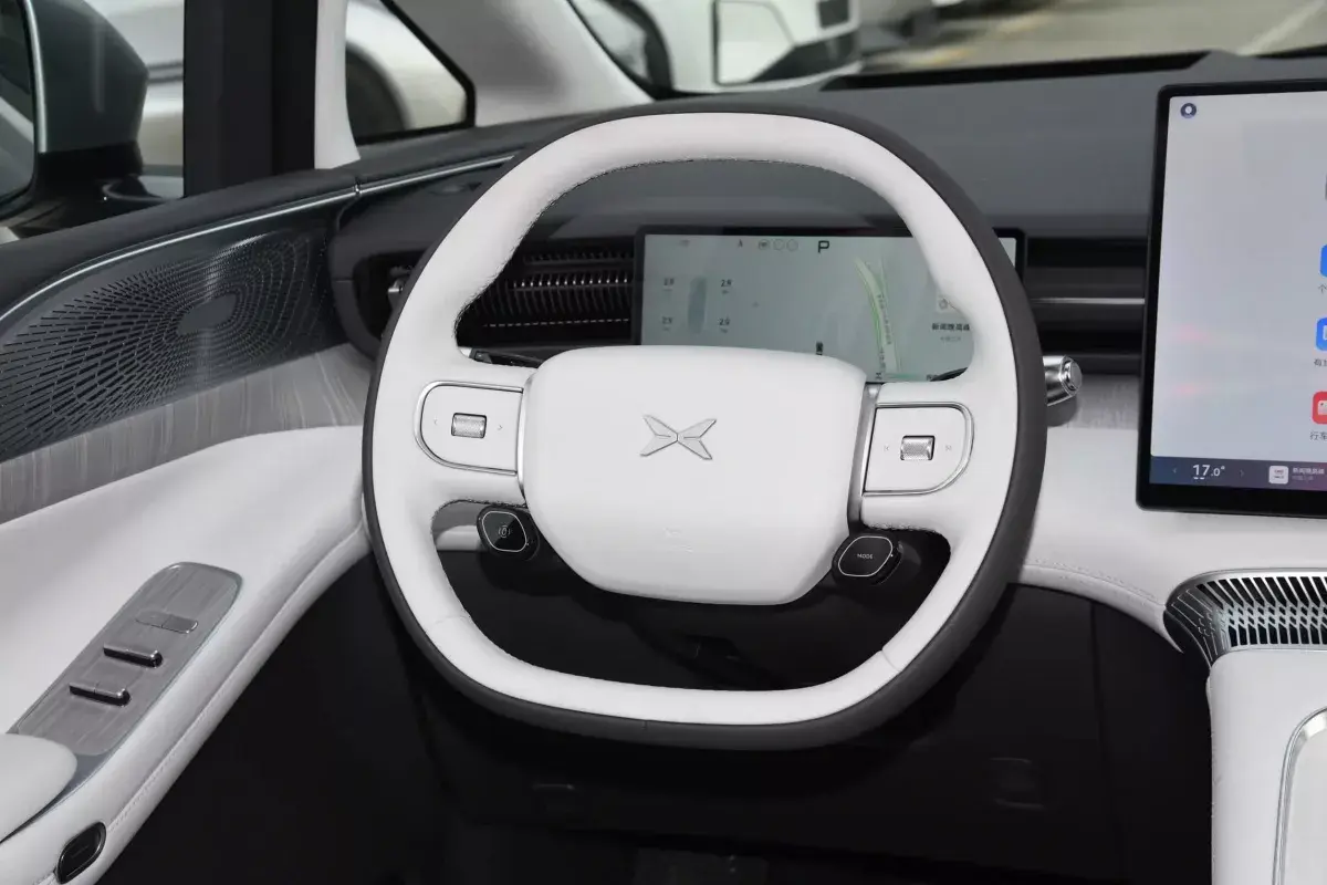 X Peng X-Peng X9 PHEV салон 3