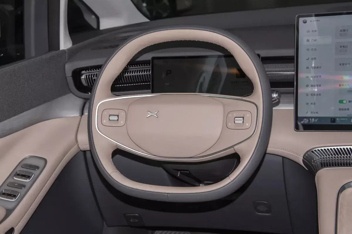 X Peng X-Peng X9 салон 3
