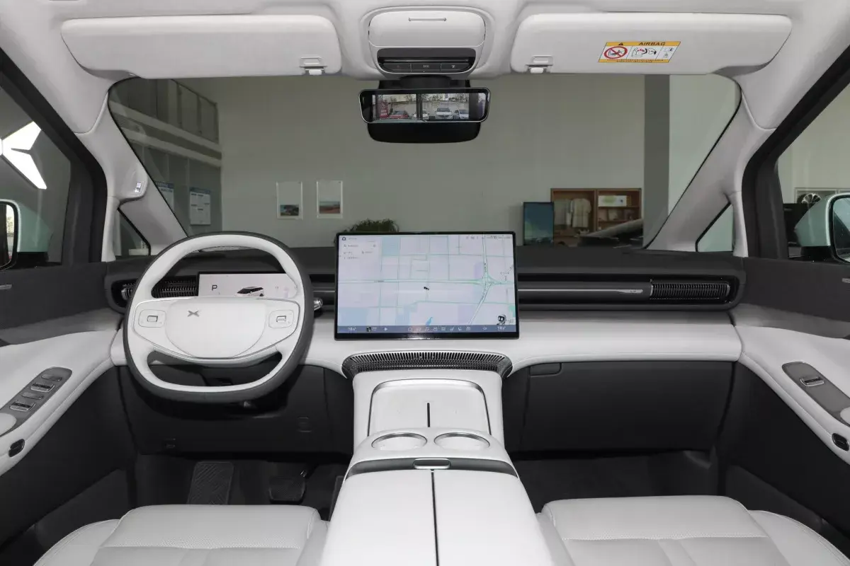X Peng X-Peng X9 салон 7