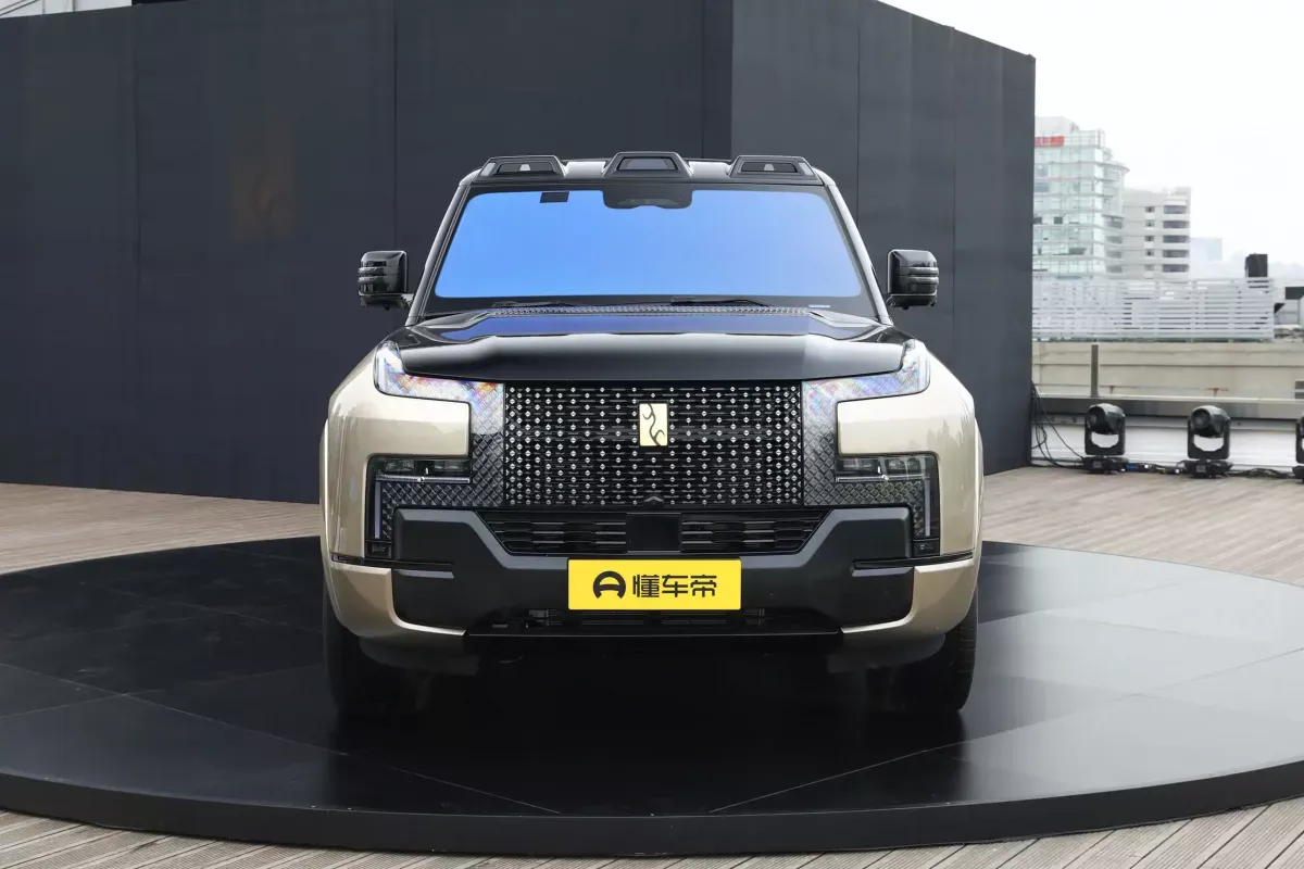 Yangwang U8L PHEV