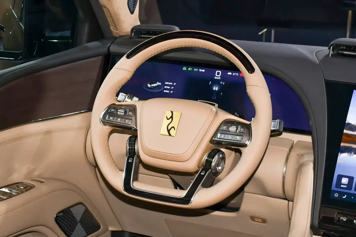 Yangwang U8L PHEV салон 3